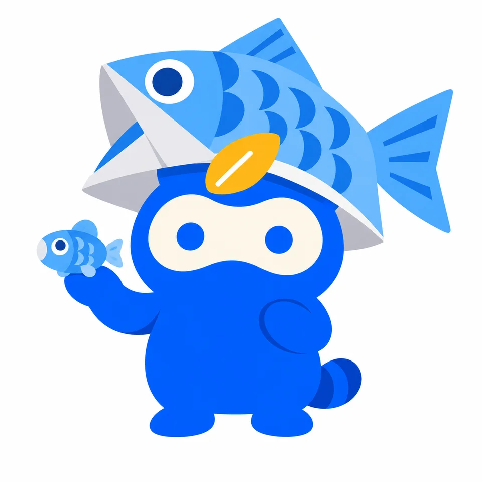 大きな魚の紙帽子をかぶり、小さな魚のおもちゃと見比べるマスコット。