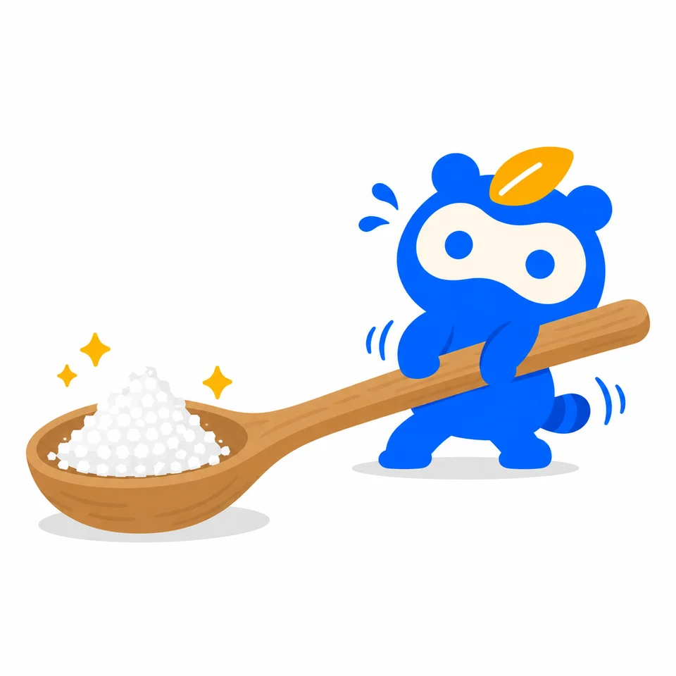 塩をのせた大きすぎる木のスプーンを、両手で持ち上げようとするマスコット。